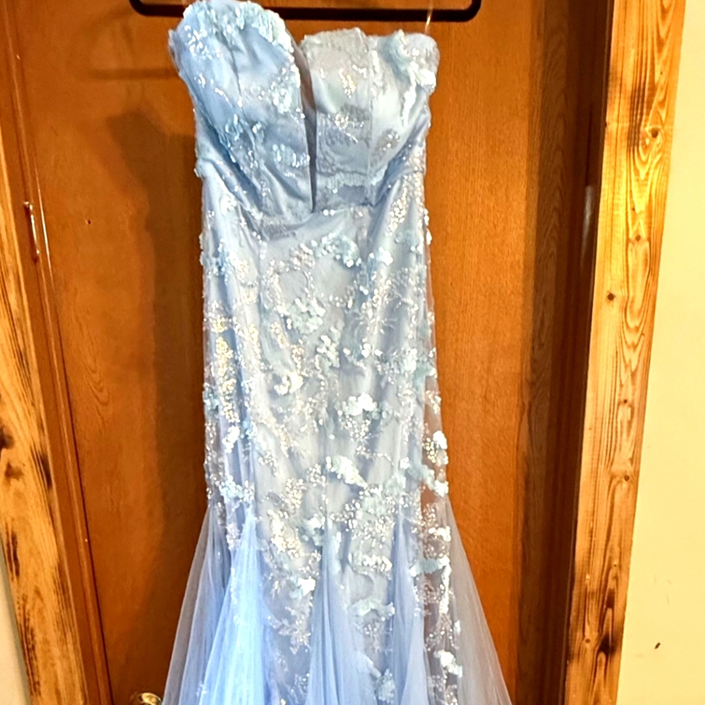 Gorgeous strapless light blue L